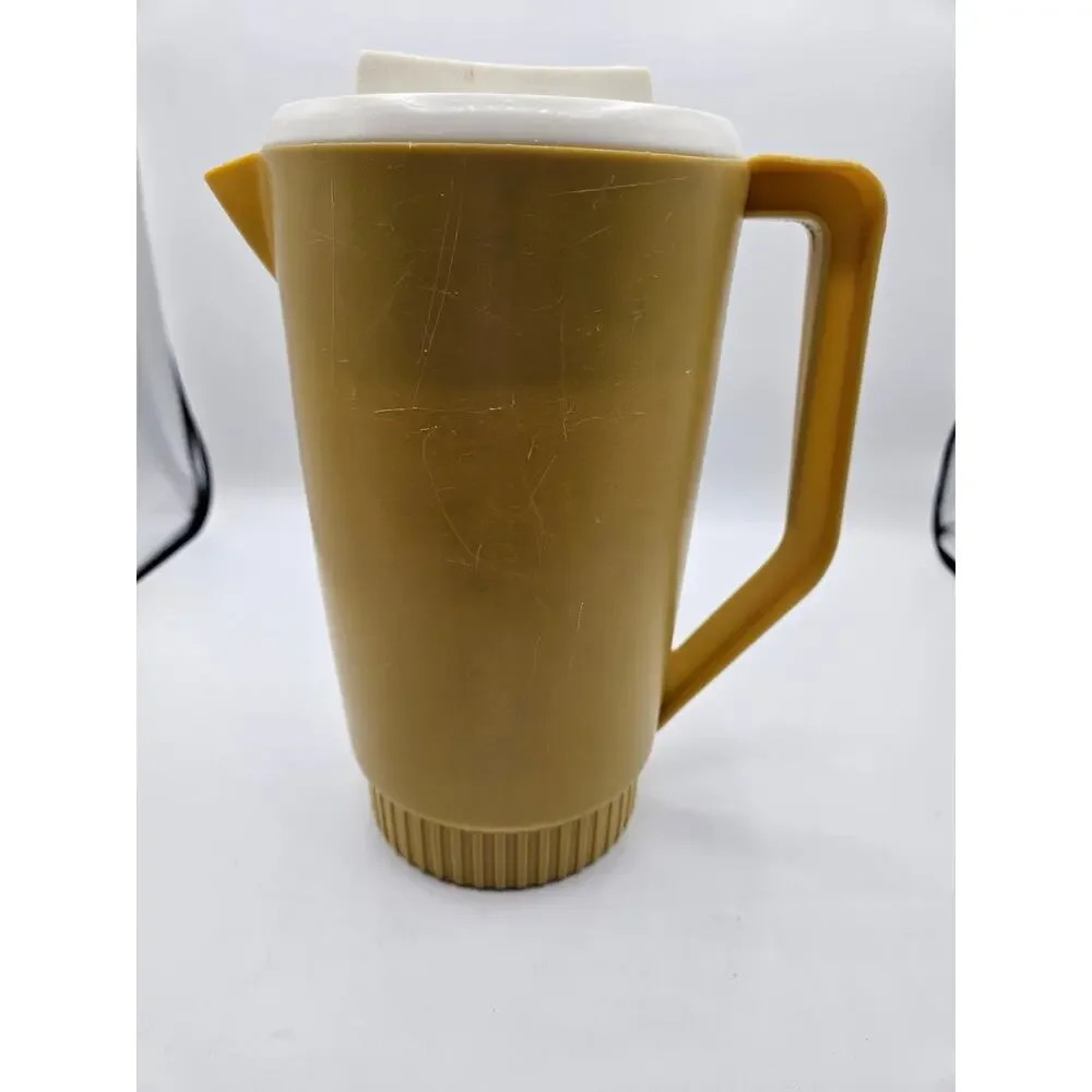 Rubbermaid Vintage  #2390 Yellow 2 1/4 Quart Party Plan Pitcher White Lid‎ Drink